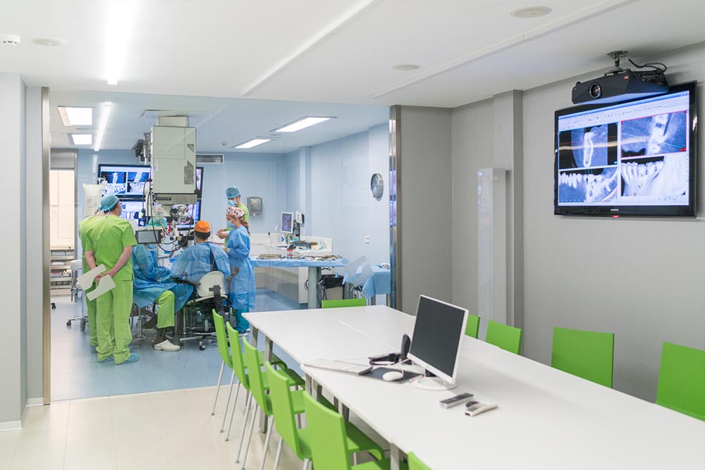 Cirugía navegada por ordenador para colocar implantes dentales en Oviedo